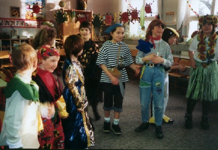 Faschingstrubel in der Grundschule - Auenkurier Mrz 2001