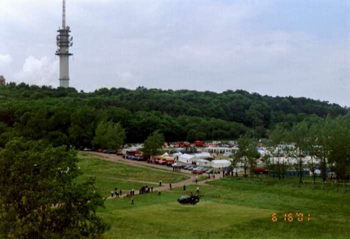 berblick ber das Zeltlager am Fue des Petersberges in Sachsen-Anhalt 2001